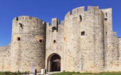 Porta d'ingresso nella cittadella di Aigues Mortes, Francia - Una bella immagine della porta d'ingresso che accompagna alla scoperta del borgo fortificato di Aigues Mortes visitato ogni ...