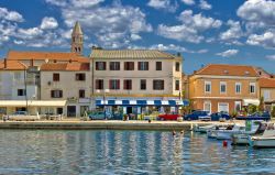 Il porto di Biograd na Moru, Croazia. A 30 km a sud di Zara, questa graziosa località sorge su una piccola penisola impreziosita da due baie, Bosana a nord e Soline a sud. Grazie alla ...