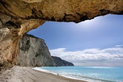 Particolare di Porto Katsiki a Lefkada, Grecia - Una grotta fra le rocce calcareee e la spiaggia più celebre dell'isola © Tramont_ana / Shutterstock.com