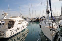 Il Porto di Villeneuve Loubet, sud della Francia. La costa intorno al borgo presenta alcune spiagge di ciottoli mentre un arenile sabbioso si può trovare in direzione della località ...