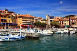 Il porto di Cassis: da qui partono le escursioni in barca per Les Calanques. Siamo in Provenza, nel sud della Francia - foto © Anilah / Shutterstock.com