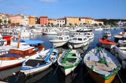 Il Porto di Rovigno, le barche della marina di Rovinj in Istria, nel nord-ovest della Croazia - © Tupungato / Shutterstock.com