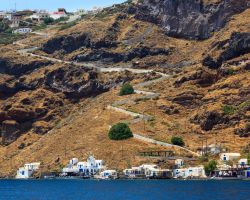 Thirasia è un'isola vulcanica delle Cicladi (l'arcipelago di Santorini, in Grecia) dal paesaggio brullo e roccioso. Nell'immagine la strada tortuosa che attraversa la ...