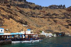 A Thirasia, isola vulcanica dell'arcipelago di Santorini (Grecia) il porticciolo di Korfos è collegato al villaggio principale - che si chiama proprio Thirasia - mediante una scalinata. ...