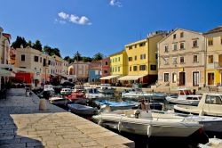 Il porto turistico di Mali Losinj, Croazia - L'isola si può raggiungere in traghetto da Zara e da Pola oppure tramite un percorso più breve che collega Veglia (Krk) con Cherso. ...