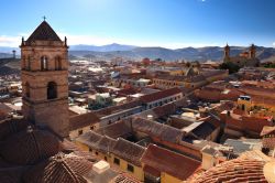 Una panoramica del coloratissimo centro storico di Potosi (Bolivia) la terza città più alta del mondo a più di 4.090 metri sul livello del mare. Sullo sfondo si ...