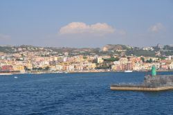 Pozzuoli, Campania: il porto ed il centro visti dal Mare