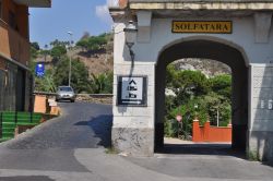 Pozzuoli: l ingresso auto per entrare nel Vulcano Solfatara