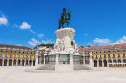 Praça do Comércio (Piazza del Commercio) a Lisbona dominata dalla statua di D. José I - foto © saiko3p / shutterstock.com