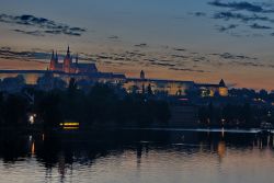 Praga: la Moldava al tramonto con il Castello  ...