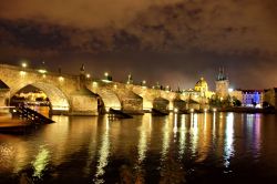 Praga: vista notturna del Ponte Carlo by night ...