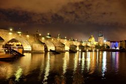 Praga: vista notturna del Ponte Carlo by night