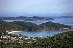 La praia Joao Fernandes di Buzios, uno dei tantio arenili di questo tratto di costa dello stato di Rio de Janeiro, Brasil - © ostill / Shutterstock.com