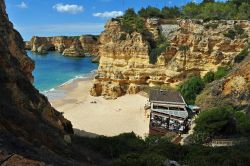 Praia da Marinha, la bella spiaggia di Lagoa in Algarve, siamo nel sud del Portogallo. - © Klugschnacker, CC BY-SA 3.0, Wikipedia