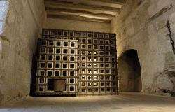 Prigione medievale all'interno del Castello di Loches (Valle della Loira) in Francia - © Pack-Shot / Shutterstock.com