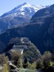 Primavera al Castello di Bard - mentre nella valle della Dora Baltea già gli alberi presentano le prime foglie, e circondano di verde la grande fortezza della Valle d'Aosta, ...
