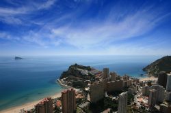 Promontorio roccioso a Benidorm, nella Regione di Valencia in Spagna - © Lledo / Shutterstock.com