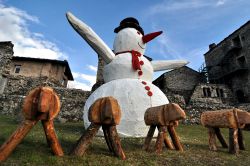 Pupazzo di neve all'ingresso del Marché Vert Noel di Aosta, il tradizionale mercatino di Natale