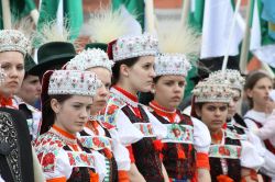 Ragazze con costume tradizionale rumeno, Cluj Napoca - In Romania esistono ben 112 costumi tipici fra cui spiccano due tipi di camicia femminile, quella  spiegazzata intorno al collo e ...