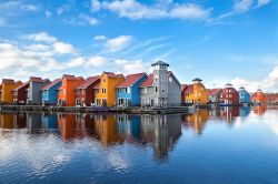 Reitdiephaven la baia con case colorate a Groningen Olanda - © catolla / Shutterstock.com