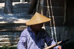 Rematore in una barca di giunco a Zhouzhuang Cina