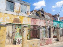 Residenze coloniali usurate dal tempo a Willemstad, Antille, la capitale UNESCO di Curacao - © Gail Johnson / Shutterstock.com