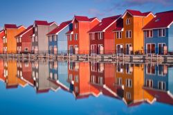 Residenze colorate a Reitdiephaven, una baia di Groningen nei Paesi Bassi © Peter Wollinga / Shutterstock.com