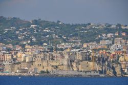 Rione di Terra e Pozzuoli visti dal mare