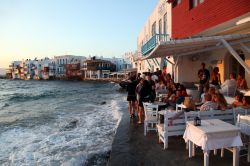 Ristorante a Mykonos al tramonto in riva al mare: i turisti si preparano alla spumeggiante vita notturna dell'isola - © Prometheus72 / Shutterstock.com