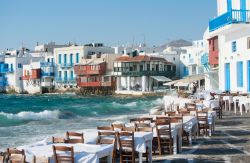 Ristorante in riva al mare a Mykonos in Grecia: ci troviamo a Alefkantra-Scarpa detta anche la piccola Venezia della Grecia - © Ella Hanochi / Shutterstock.com