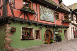 Ristorante tipico a Riquewihr, Francia - Passeggiare per questo borgo medievale è come ammirare un'opera d'arte raffinata. Oltre ai vigneti e alle case a graticcio, Riquewihr ...