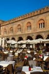 Ristoranti in Piazza Sordello, davanti al Palazzo Ducale. Mantova è famosa per la sua cucina ricca e tra i piatti imperdibili ricordiamo i tortelli di zucca e gli ottimi bolliti - © ...