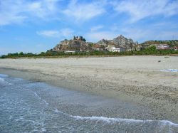 Roccella Jonica, spiaggia e rocca del Castello, Calabria. Le origini di questa località sono molte antiche: risalirebbero all'epoca della Magna Grecia - © Silvana Niutti - Wikipedia. ...