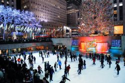 Pattinaggio al Rockefeller Center di New York, Stati Uniti. Costruito dalla famiglia di banchieri statunitensi Rockefeller, questo complesso di 19 edifici commerciali situato a Manhattan si ...