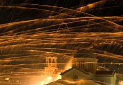 Rouketopolemos, battaglia fuochi artificio Isola Chios, Grecia.