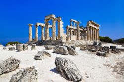 Le splendide rovine del tempio greco di Afea, situato sull'Isola di Egina in Grecia - © Tatiana Popova / Shutterstock.com