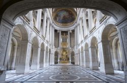 Royal Chapelle la Cappella Reale di Versailles in Francia. E' l'ultima cappella costruita (la quinta), che fu ultimata nel 1710. E' dedicata a San Luigi IX di Francia e offre una ...