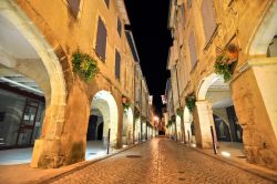 Rue des Halles di sera: è la strada più suggestiva di Tarascon in Provenza