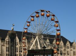 Ruota panoramica in centro a Liegi, nella Place Saint Lambert, la grande piazza della città della Vallonia in Belgio. Sullo sfondo il Palais des Princes-Évêques - © ...