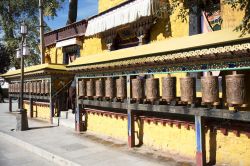 Ruote della preghiera  buddiste a Lhasa, la  capitale del Tibet nella Cina sud-orientale - © wei liang / Shutterstock.com