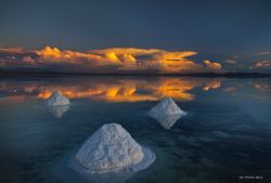 Mucchi di sale dentro al Salar de Uyuni - Il  deserto pià famoso della Bolivia produce ogni anno circa 25.000 tonnellate di sale.  - © Ian Parker / Evanescent Light Photography  ...