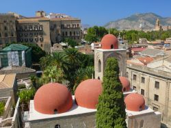 La chiesa di San Giovanni degli Eremiti è una chiesa normanna di Palermo, fondata nel VI secolo e trasformata in moschea nel periodo della dominazione araba, poi riconsacrata al culto ...