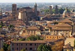 La Cattedrale di San Petronio e il centro storico Bologna fotografatati dai colli bolognesi - © xamnesiacx / Shutterstock.com