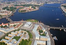 Guardando San Pietroburgo dall'alto (Russia) si capisce che il centro storico è disegnato dal corso dei fiumi e dei canali - © JetKat / Shutterstock.com