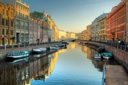 Nelle giornate di primavera i canali di San Pietroburgo sono ricami d'argento, impreziositi dalle barche ormeggiate e incorniciati dai palazzi tradizionali - © Sergei Butorin / ...