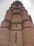 La Cattedrale di Santa Cecilia ad Albi sembra una fortezza. Fu costruita nel XIII secolo come avamposto nella lotta contro gli eretici catari.