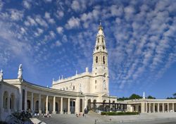 Il Santuario di Fatima in Portogallo è una delle mete di pellegrinaggio più importanti d'Europa. Nella foto la Basilica di Nostra Signora del Rosario, eretta tra il 1928 e ...