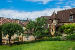 Sarlat-la-Caneda è uno dei borghi più belli di tutta la Francia. E' famoso per i suoi prodoti tipici e per le raccolte di funghi e tartufi nei boschi adiacenti - © ostill ...