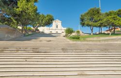 Scalinata e chiesa di Bonaria a Cagliari - © Gabriele Maltinti / shutterstock.com