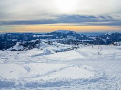 Sciare in Valtorta, Piani di Bobbio in Lombardia. Sullo sfondo l'inconfondibile sagoma del monte Resegone  - © COLOMBO NICOLA / Shutterstock.com